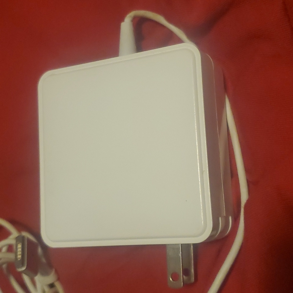 Apple 60W mag safe power supply / adapter for MacBook pro